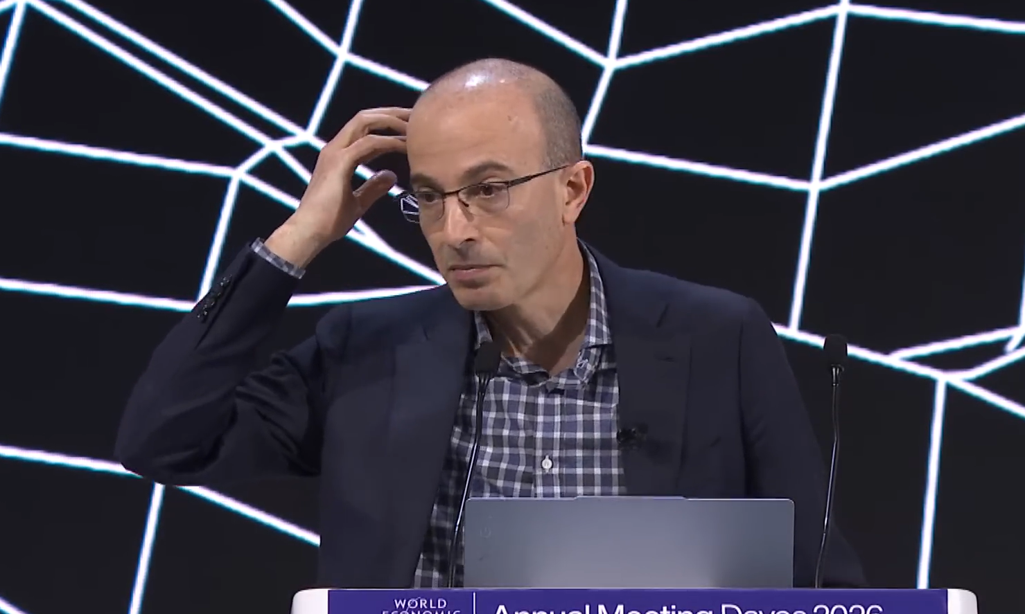 Yuval Noah Harari ให้มุมมองที่น่าสนใจว่า AI ไม่ใช่แค่เครื่องมือเหมือน "มีด" ที่มนุษย์สั่งได้ทุกอย่าง แต่เป็นเครื่องมือที่ "ตัดสินใจได้ด้วยตัวเอง"